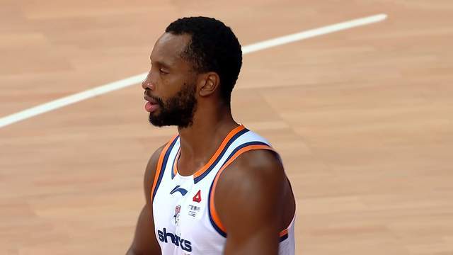 hth官网入口-上海男篮4连胜，排名暂时升至第2 弗格36分梦回巅峰 主力保存体能