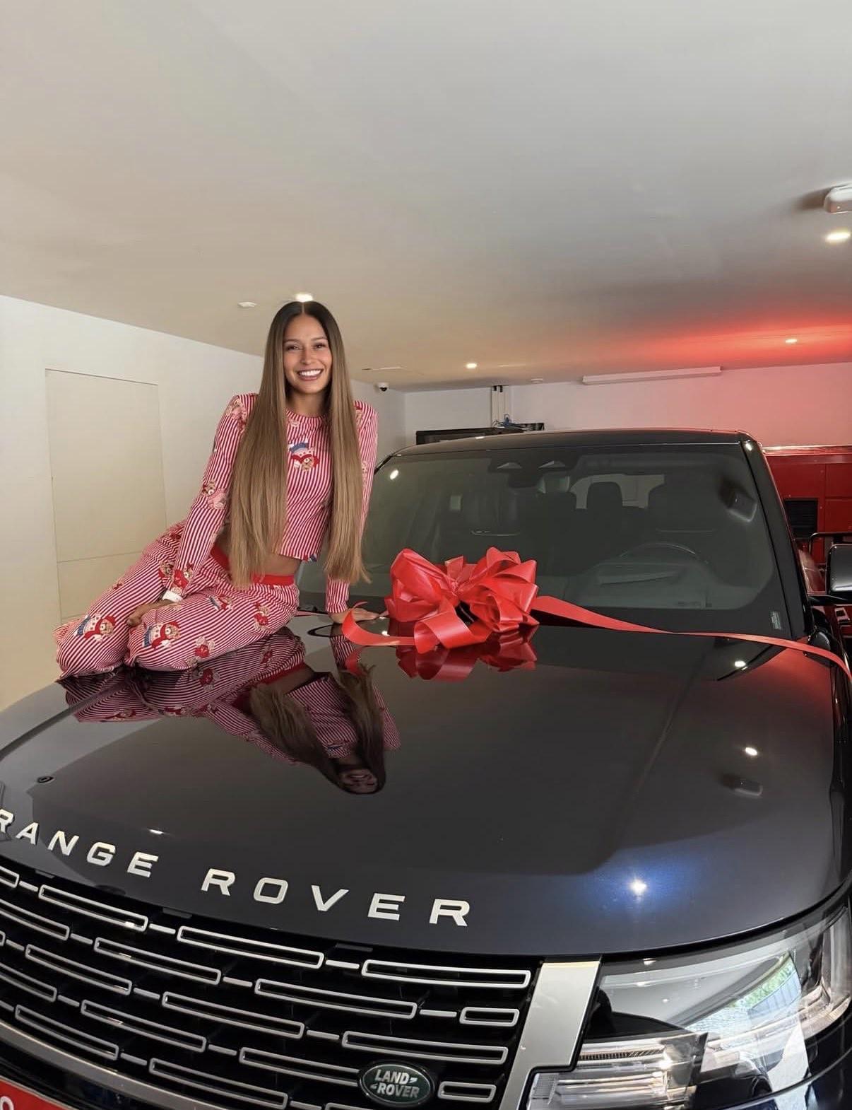 华体会官方网站-惊喜，拉菲尼亚给妻子送了一辆全新的路虎揽胜